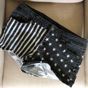 Forever 21 Black and White Flag Shorts Size 30
